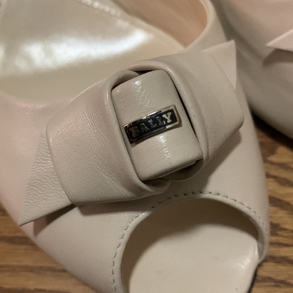 Worn once Bally ivory sandals with leather knot - Picture 2 of 6